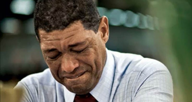 LAMENTÁVEL: PASTOR Valdomiro chora e pedi para fiéis não pagar a conta de luz e água e fazer doação a igreja