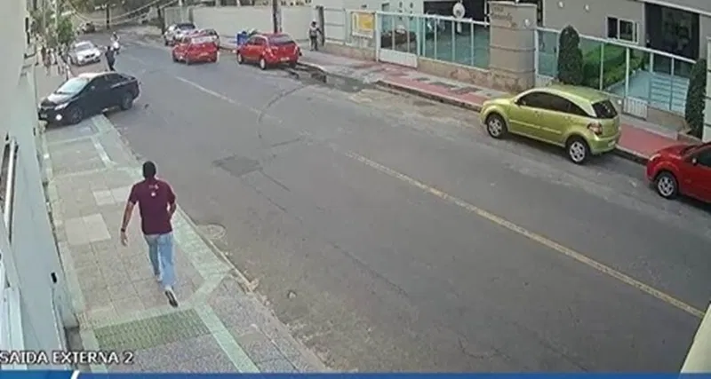 Coitado; Homem assalta jovem e é atropelado pelo namorado da vítima, cenas fortes