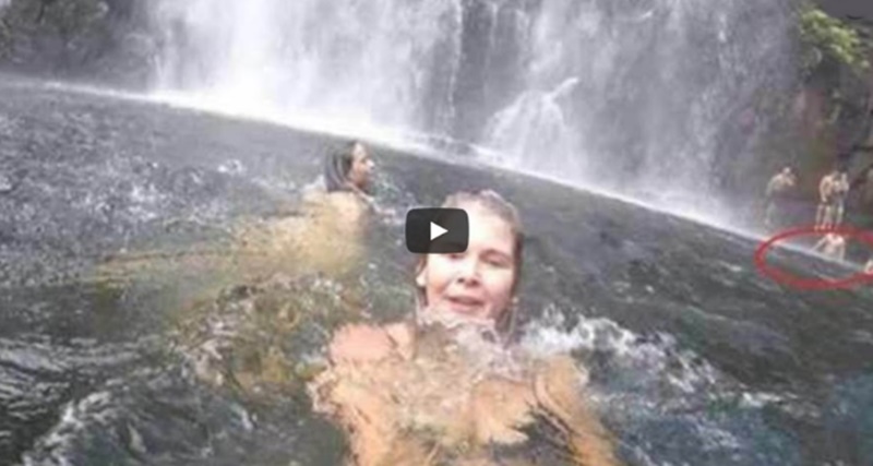 Ao tirar foto, mulher captura na câmera uma cena chocante por engano; olhe com cuidado o detalhe atrás dela