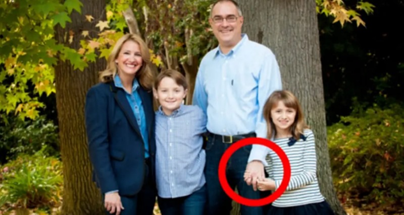 Mulher pede divórcio urgente do marido após ver esse detalhe em foto da família – Veja