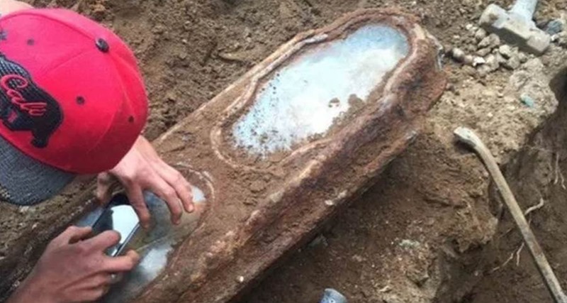 Caixão é encontrado embaixo de uma casa, e o que estava dentro vai te deixar chocado; Veja o vídeo