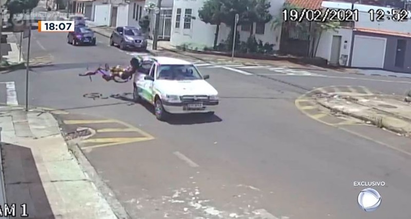 Ladrão morre em acidente logo depois de roubar uma bicicleta; Veja o vídeo