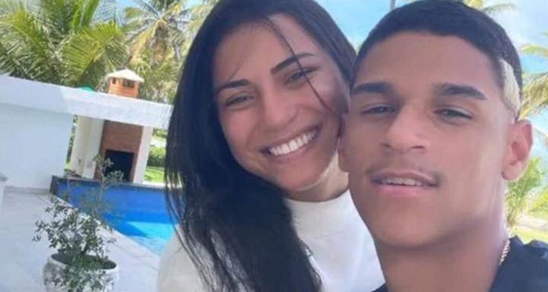 Assumidos! O Luva de Pedreiro acaba de assumir romance com a profissional bi…ver mais