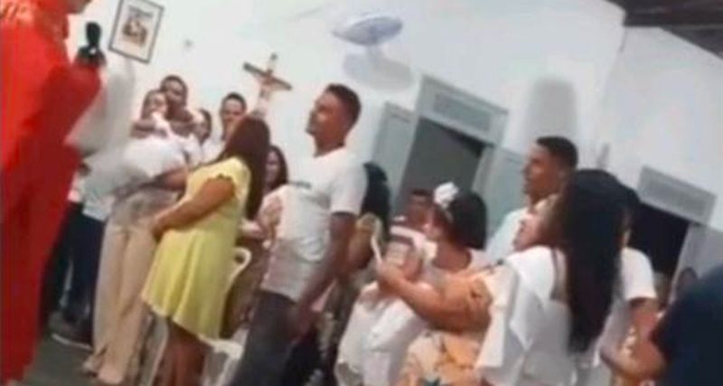 Aos gritos, padre expulsa padrinho de batizado porque ele não sab…ver mais