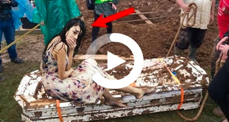 Mulher se atrasou para o enterro da irmã, ela pediu para abrir o caixão, quando ele foi aberto… Ver mais