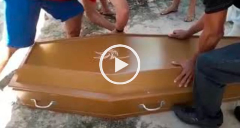 VÍDEO: Familiares abrem caixão de uma criança e ficam sem acreditar no que encontram lá