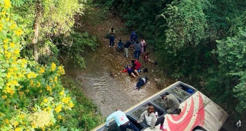 TRISTEZA: Ônibus cai de ribanceira e tragédia já registra 13 m0rtos e pelo menos 30 ferid0s após…ver mais