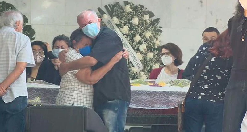 Atitude da viúva do piloto de Vinhedo no velório deixou todos em choque: “Pegou sua mão e…Ver mais