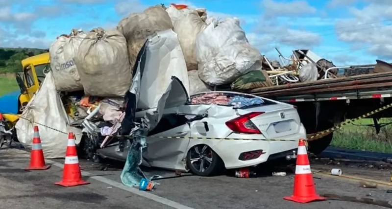 Tragédia na BR-116: Gravíssimo acidente m4t4 pai, mãe, filho e cunhado na…Ver mais