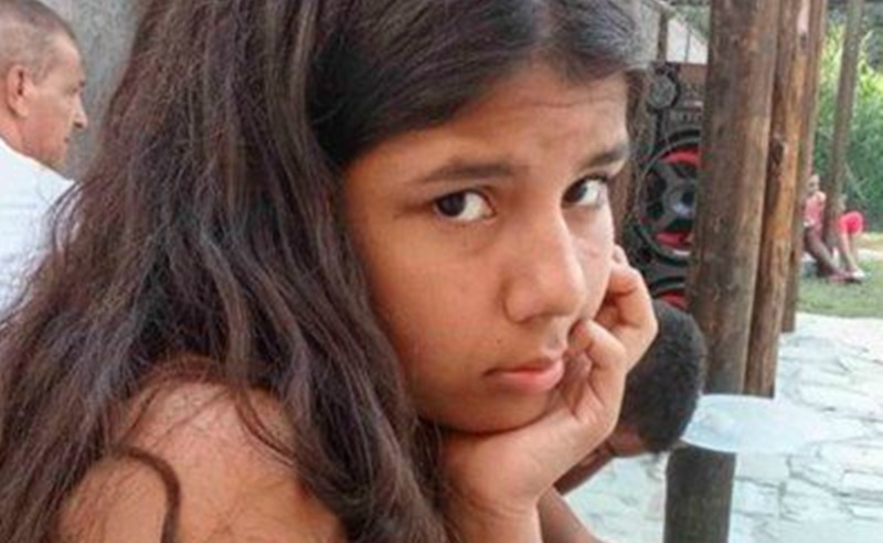 Atitude da Mãe no Velório da Menina Morta por Pastor Assustou a Todos: “Se Jogou…Ver mais